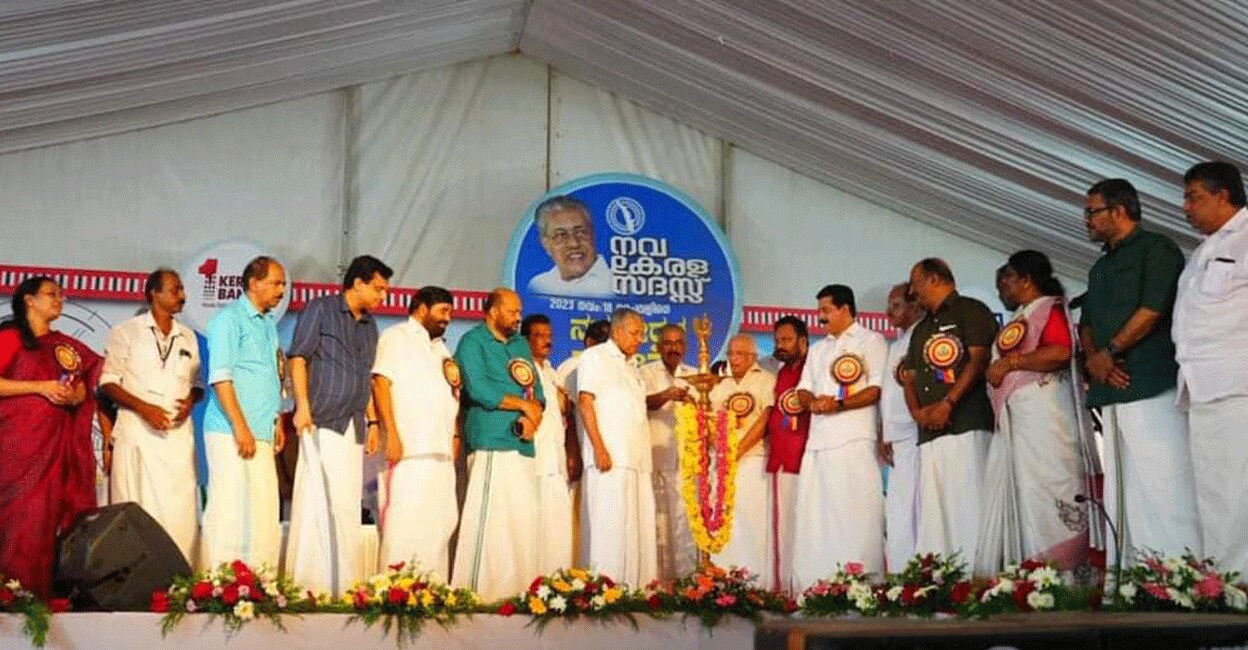 Kerala Chief Minister Pinarayi Vijayan and the LDF ministers during the inauguration of Nava Kerala Sadas at Paivalike in Manjeshwar, Kasragod on Saturday. Photo: CPIMKerala