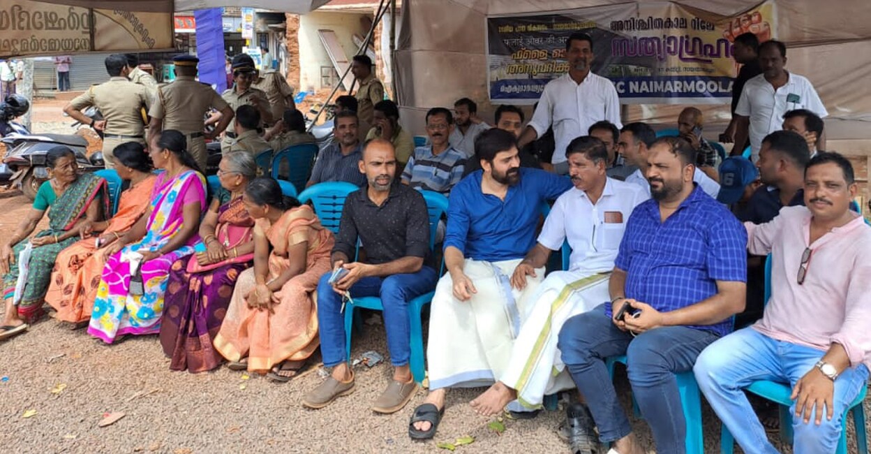 nh-protest Nainarmoola residents stage sit-in protest demanding a flyover on NH 66 in Kasaragod. Photo: Special arrangements