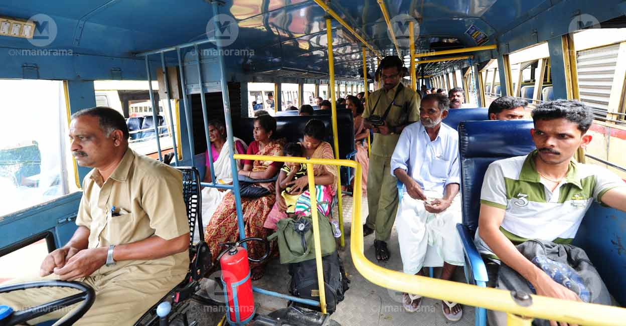 A KSRTC driver and conductor wearing khaki uniform before the introduction of the blue attire in 2015. File Photo: Manorama