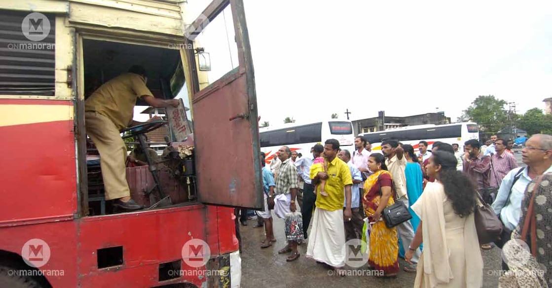 KSRTC driver wearing khaki uniform before 2015. File Photo: Manorama
