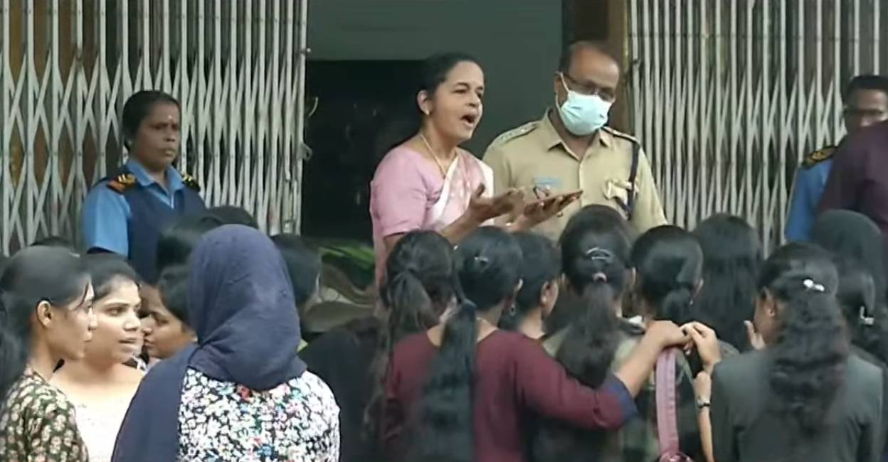 KUFOS registrar in-charge Daisy C Kappan holds talks with protesting students. Photo: Screen grab/ Manorama News