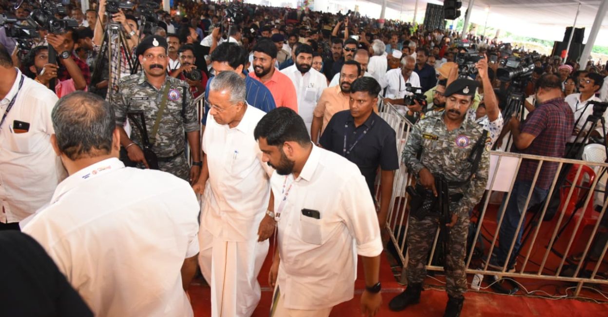 Chief Minister Pinarayi Vijayan reaches Thiruvambadi in Mukkam as part of the Nava Kerala Sadas. Photo: Special Arrangement