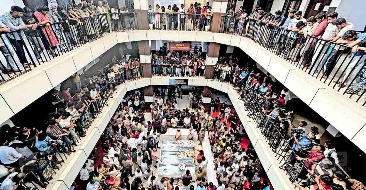 Public pays homage to students who lost their lives at the CUSAt stampede. Photo: Manorama
