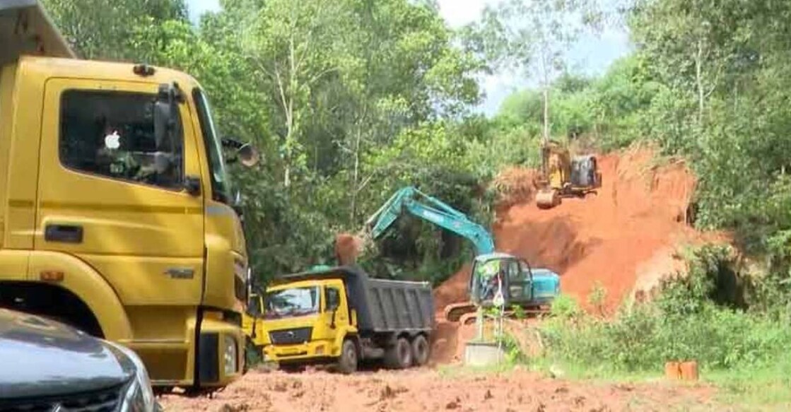 Mining resumed at Mattappally in the wee hours of Monday. Photo: Manorama News
