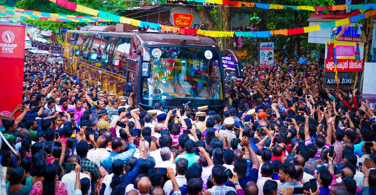 Nava Kerala Sadas in Kozhikode | Photo: Facebook, @PinarayiVijayan The special bus carrying the chief minister and other ministers reaches the Nadapuram constituency for the Nava Kerala Sadas programme. Photo: Facebook/@PinarayiVijayan