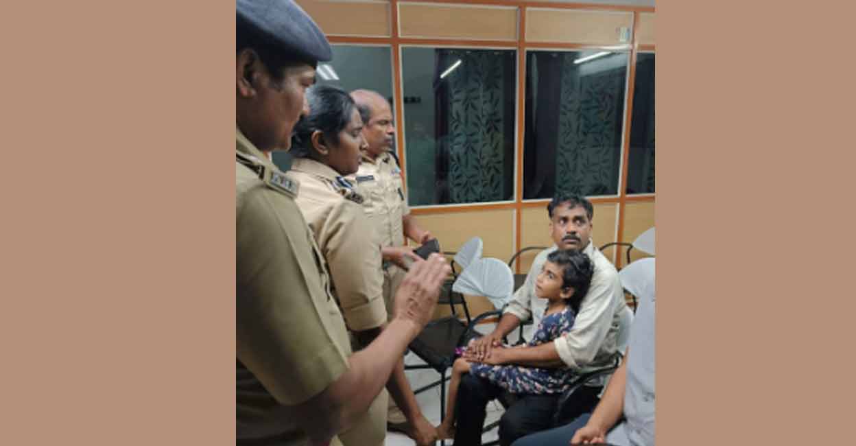 Abigel united with her father. Photo: Kerala Police/Instagram