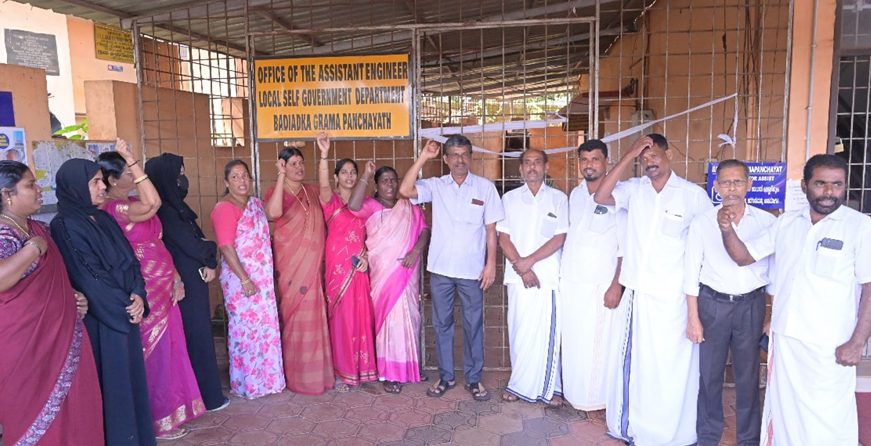kasaragod-panchayat-protest-2 UDF and BJP members of Badiadka panchayat protesting against the shortage of staff in front of the Office of the panchayat's Assistant Engineer, on Monday. Photo: Akhilesh Nagumugam