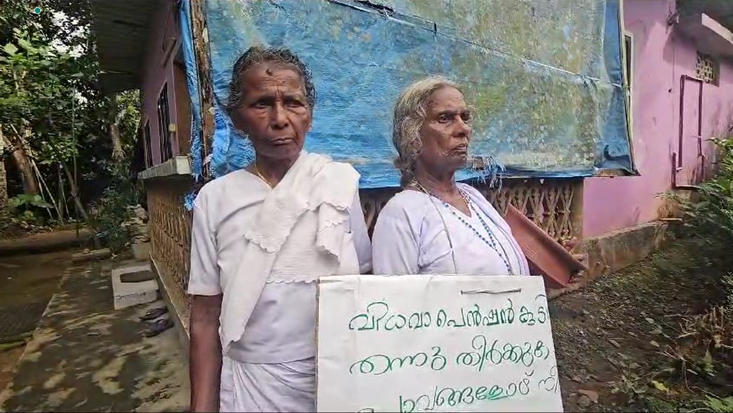 annamma-mariyakutty-adimaly-protest Mariyakutty and Annamma Ouseph have been carrying a handwritten placard explaining their plight. Photo: Special arrangement