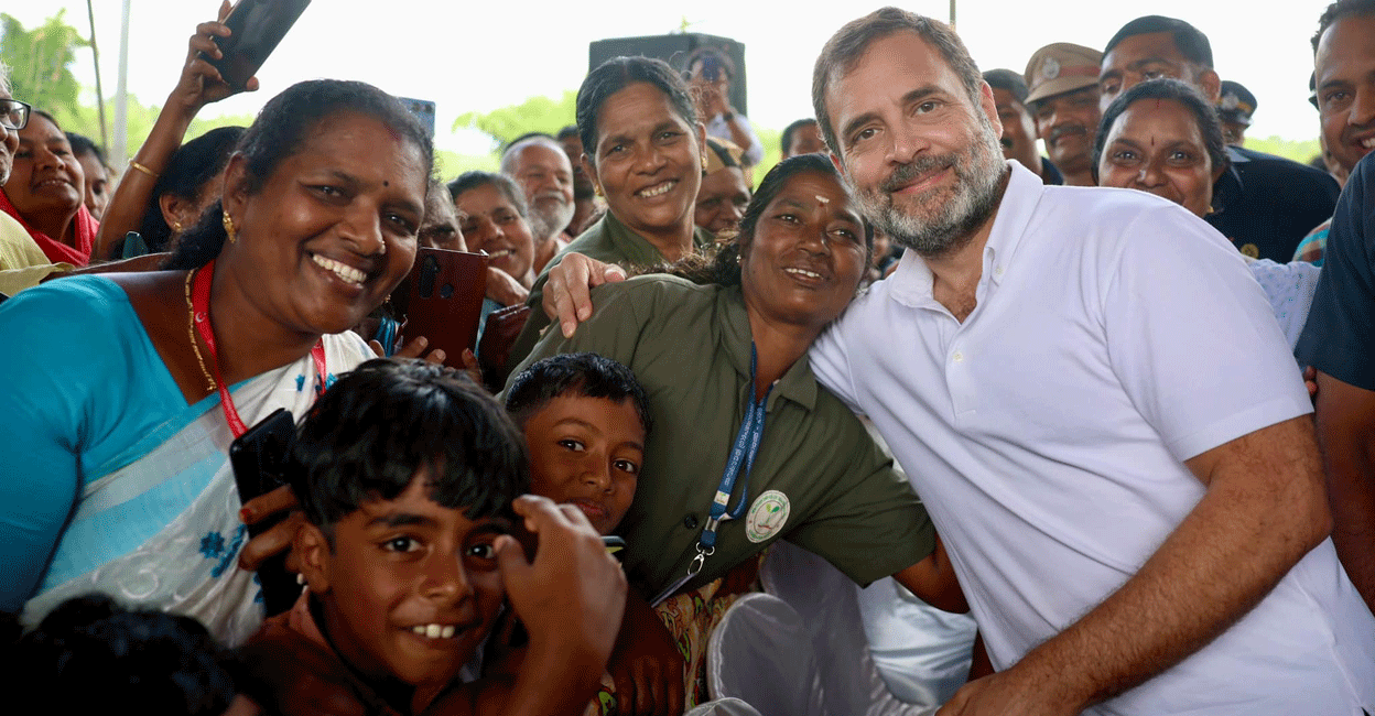 Rahul Gandhi poses with women who attended Mahila Congress' 'Utsaah' convention in Kochi on Friday. Photo: Facebook/@rahulgandhi