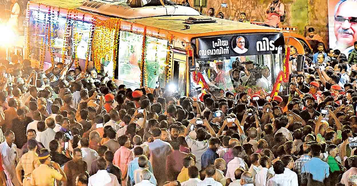 kanam-rajendran-body-c Kanam Rajendran's mortal remains were taken to Kottayam in a bus as a mourning procession. Photo: Manorama