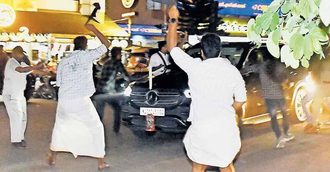 Governor Khan's vehicle was hit by activists of the SFI while he was on his way to the Thiruvananthapuram International Airport to leave for Delhi. Photo; Manorama