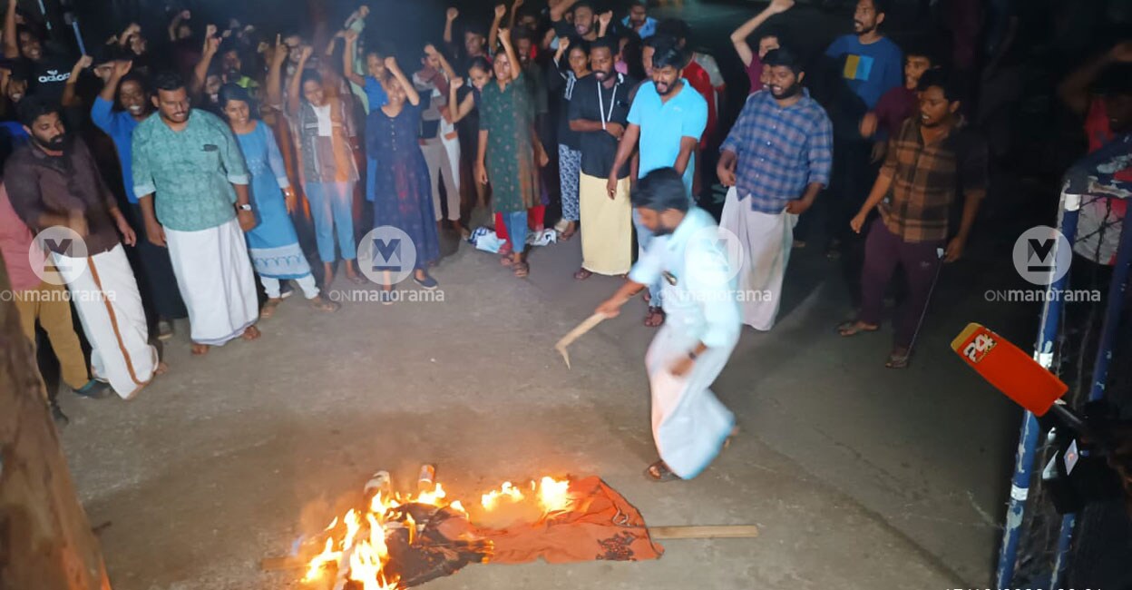 rss-banner-burning-sfi-calicut SFI activists burn a right-wing banner in support of Governor Arif Mohammed Khan on the Calicut University campus Sunday night. Photo: Manorama