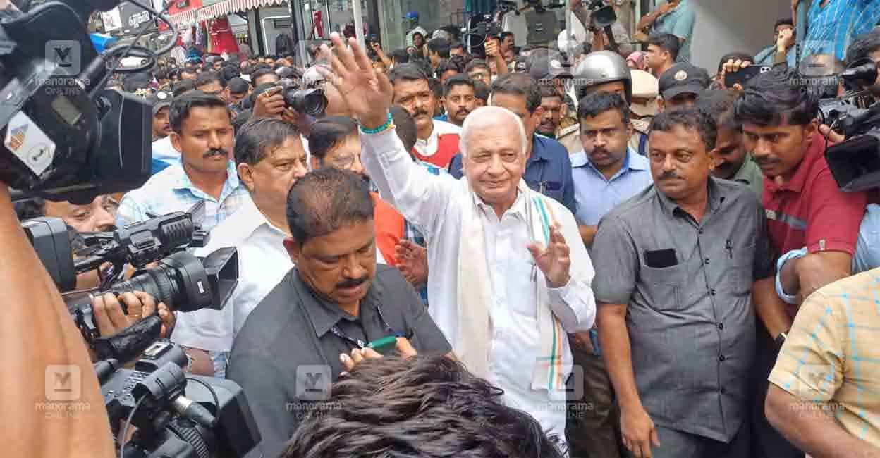 Governor Arif Mohammed Khan walks through Kozhikode street. Photo: Sajeesh Sankar/Manorama