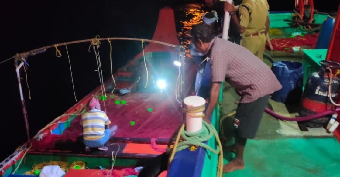 munambam-fishermen-stranded The fishermen were stranded northwest of Anchangadi, about ten nautical miles (18.5 km) from Azhikode. Photo: Special Arrangement
