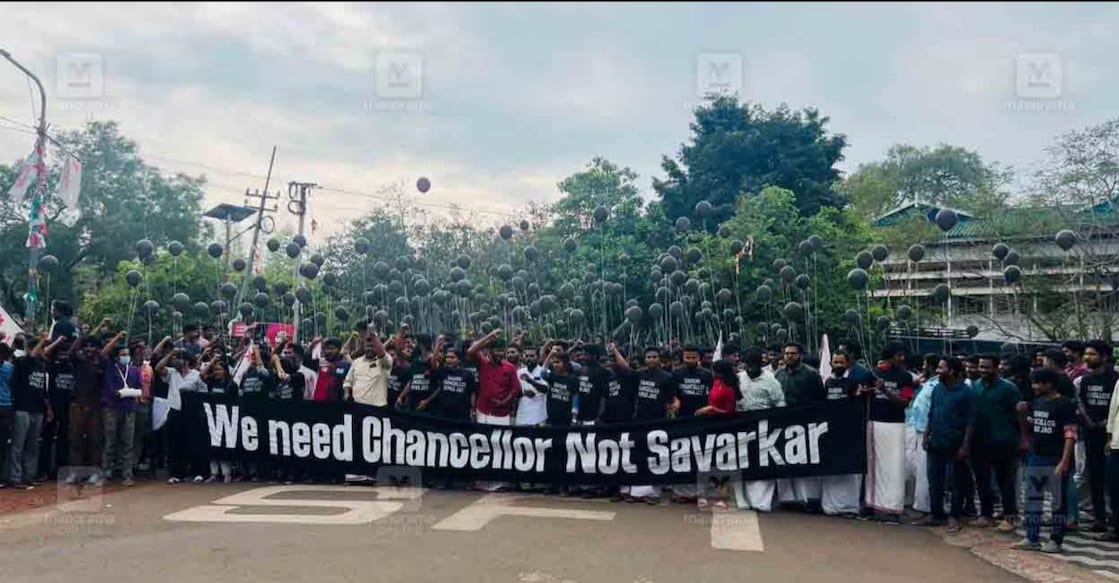 SFI activists wore black clothes, held black balloons and waved black flags while protesting against the Governor. Photo: Manorama