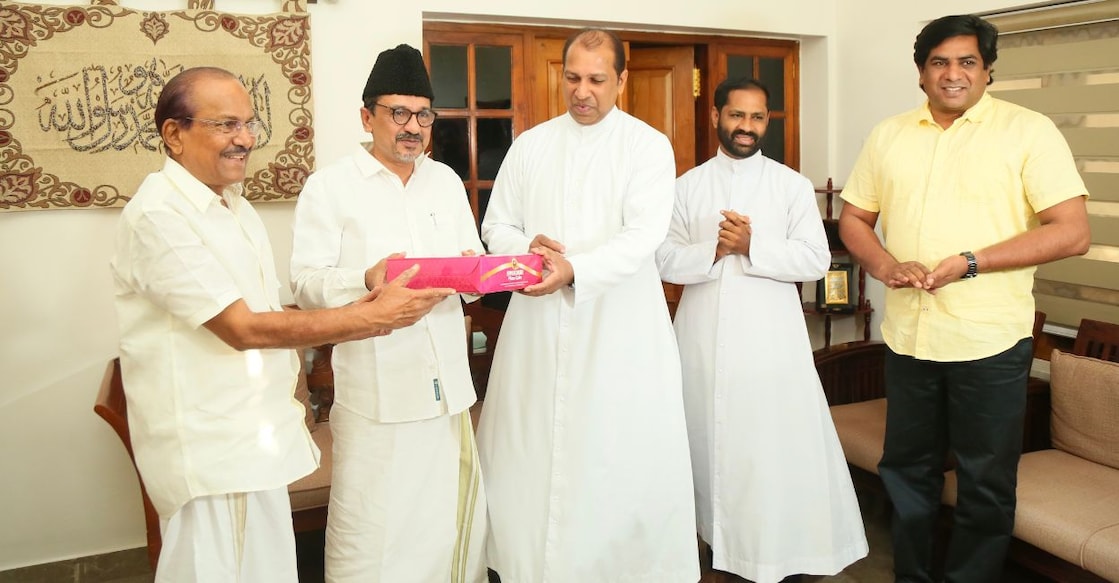 panakad-sadiqali-thangal-christmas-celebrations Panakkad Sadiqali Shihab Thangal and IUML national general secretary PK Kunhalikutty receive a cake from Fr Mathew Nirappel of St Thomas Church, Malappuram. Photo: Special Arrangement
