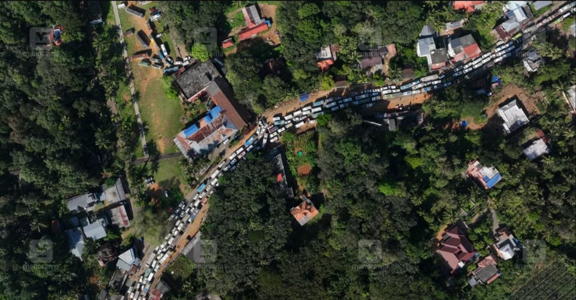 A drone shot of the vehicles held up in traffic along the Pala-Ponkunnam route to Sabarimala. Photo: Rahul Pampady/Manorama