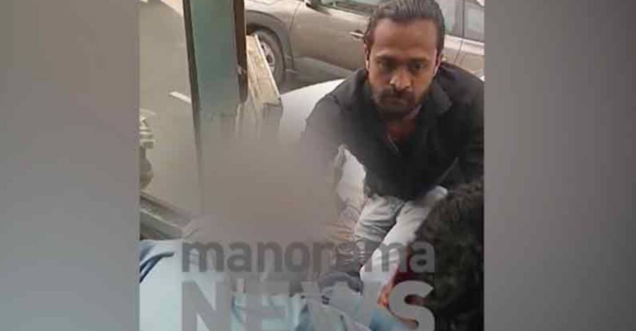 Man attacks KSRTC bus driver in Aluva. Photo: Screengrab