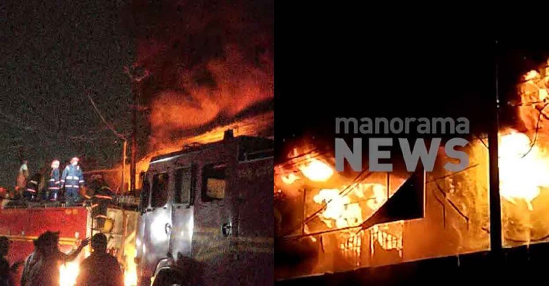 The flames were brought under control after about five hours by the 17 units of firefighters, who struggled without enough water to put out the blaze. Photo: Manorama. 