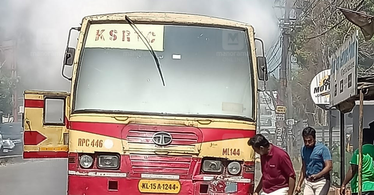 ksrtc-bus-fire-tcr പുഴയ്ക്കലിൽ ഓടിക്കൊണ്ടിരുന്ന കെഎസ്ആർടിസി ബസിൽ നിന്ന് പുക ഉയരുന്നു