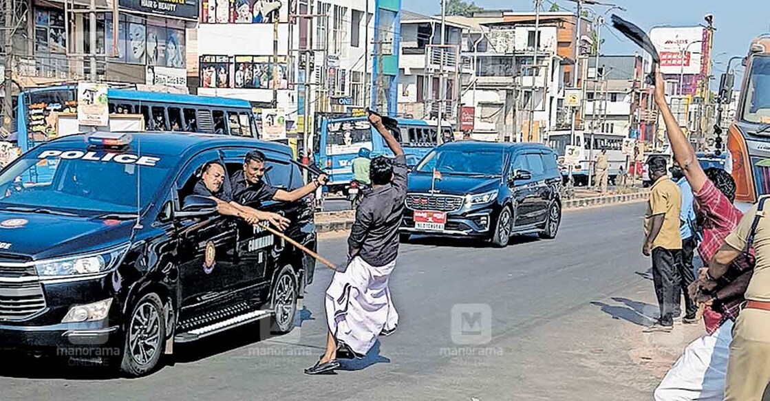 Congress worker waves a black flag at Chief Minister Pinarayi Vijayan at Kottiyam, Kollam. File photo: Manorama