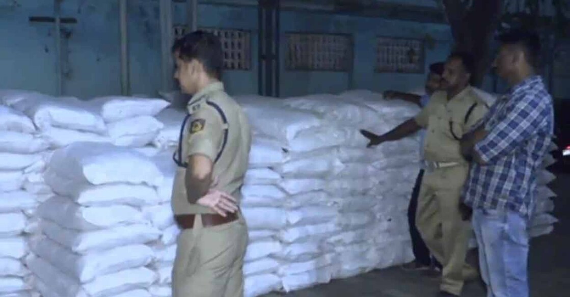 The Cherpulassery Police seized 781 sacs containing pan masala. 