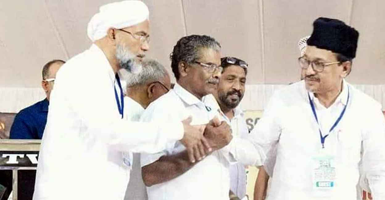 Syed Sadik Ali Thangal (right) succumbed to the pressures of Samastha and sought the resignation of CIC's coordinator Abdul Hakeem Faizy Adrisseri (left), who is credited with introducing modern secular subjects in residential Islamic colleges. Photo: Manorama. 