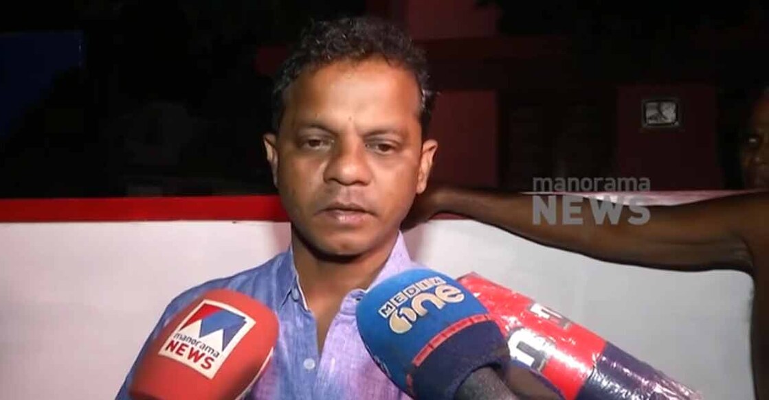 dharmajan-bolgatty-varapuzha Dharmajan Bolgatty talking to mediapersons at Varapuzha Tuesday evening.