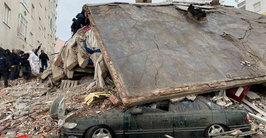 TURKEY-QUAKE People search through rubble following an earthquake in Diyarbakir, Turkey February 6, 2023. Photo: REUTERS/Sertac Kayar