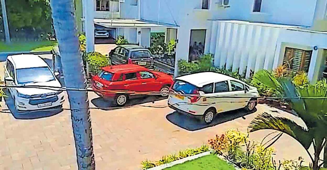 ഫാരിസ് അബൂബക്കറിന്റെ കോഴിക്കോട് നന്തിയിലെ കുടുംബവീട്ടിൽ ആദായ നികുതി വകുപ്പ് ഉദ്യോഗസ്ഥർ പരിശോധനയ്ക്ക് എത്തിയപ്പോൾ.
