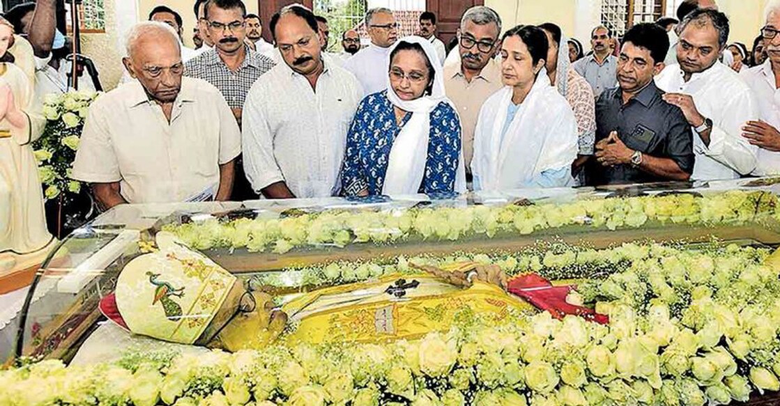 Priests, nuns, and the faithful pay their last respects to Mar Joseph Powathil in Kottayam on Wednesday. Photo: Manorama