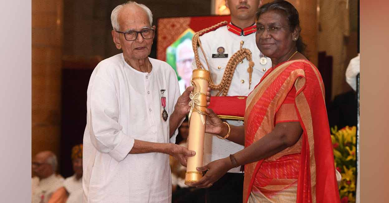 Gandhian VP Appukutta Poduval receiving the Padma Shri from the President of India, Droupadi Murmu on Wednesday. Photo: Twitter/@rashtrapatibhvn