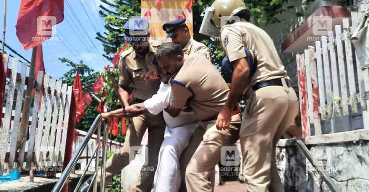 protest in wayanad പത്തനംതിട്ടയിൽ പ്രതിഷേധിച്ച യൂത്ത് കോൺഗ്രസ് പ്രവർത്തകനെ പൊലീസ് കസ്റ്റഡിയിലെടുക്കുന്നു.