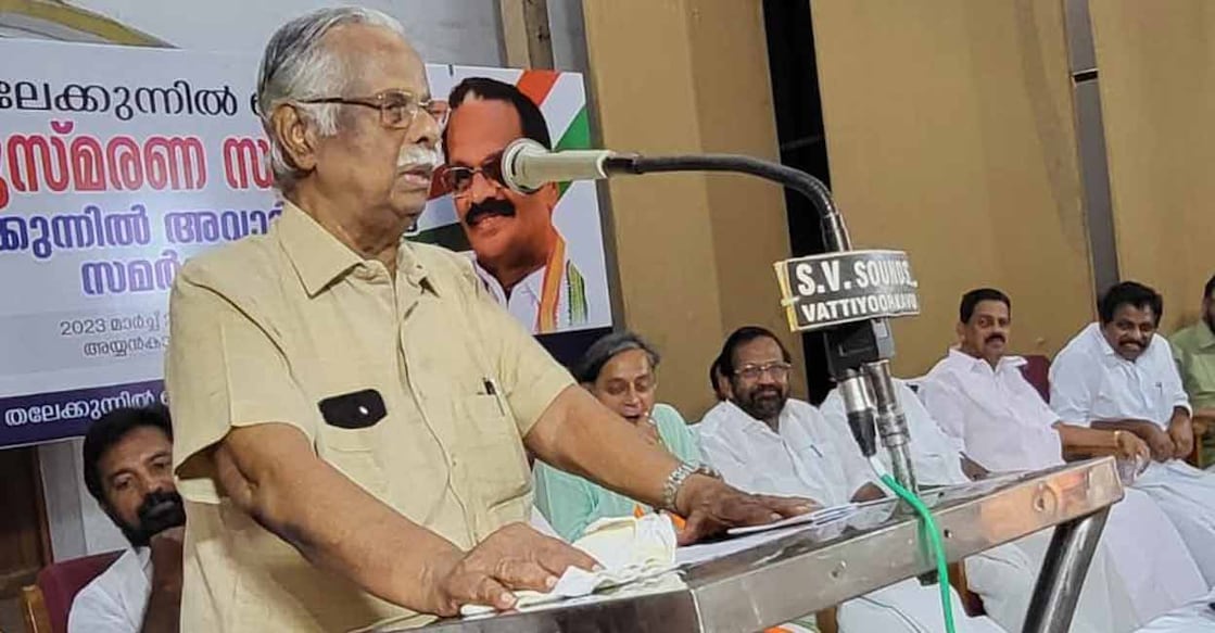 T Padmanabhan addressing the Thalekkunnil Basheer Memorial in Thiruvananthapuram on Saturday. Photo: Twitter/@ShashiTharoor