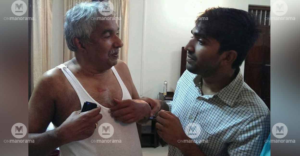 cm-oommen-chandy-injuries-son Oommen Chandy, then chief minister of Kerala, shows the injuries to his son, Chandy Oommen. File photo: Manorama
