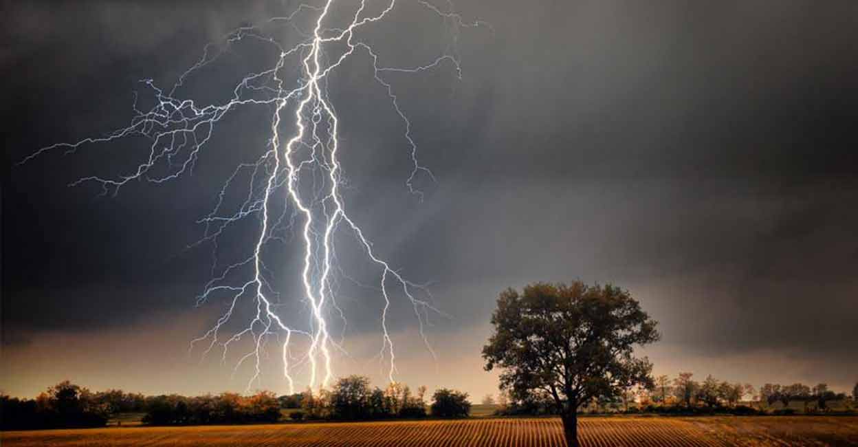 Lightning strike kills two relatives at Mundakkayam