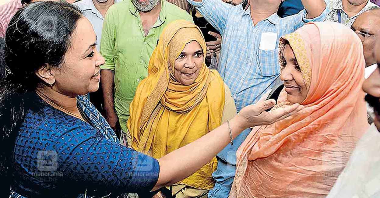 veena-george-and-harshina The development comes even as Harsheena (32), a native of Pantheerankavu, Kozhikode, was preparing herself to protest before the secretariat in the state capital, citing the denial of justice to her on the part of the authorities. Photo: Manorama