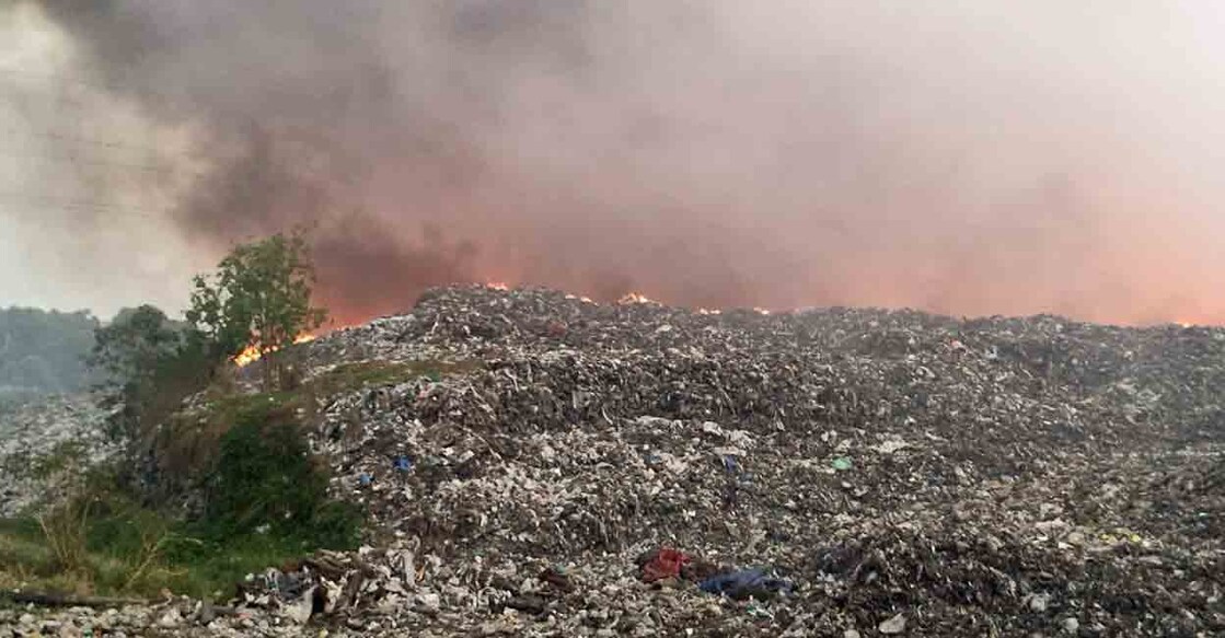 Fire rages at Brahmapuram solid waste plant on March 3, 2023. Photo: Manorama