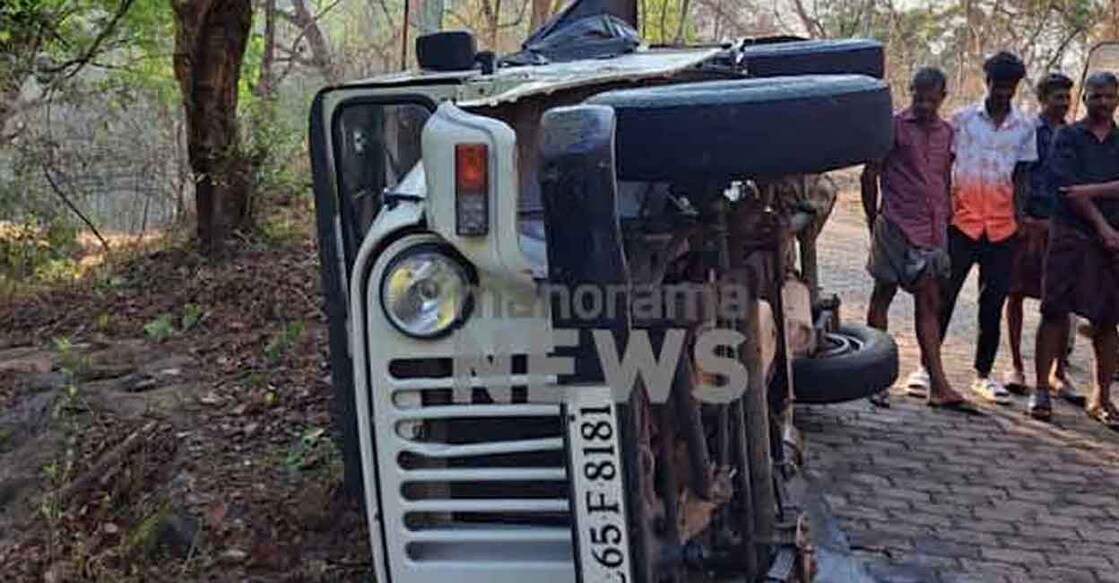 Manorama News reported that the three escaped with minor injuries. Photo: Manorama