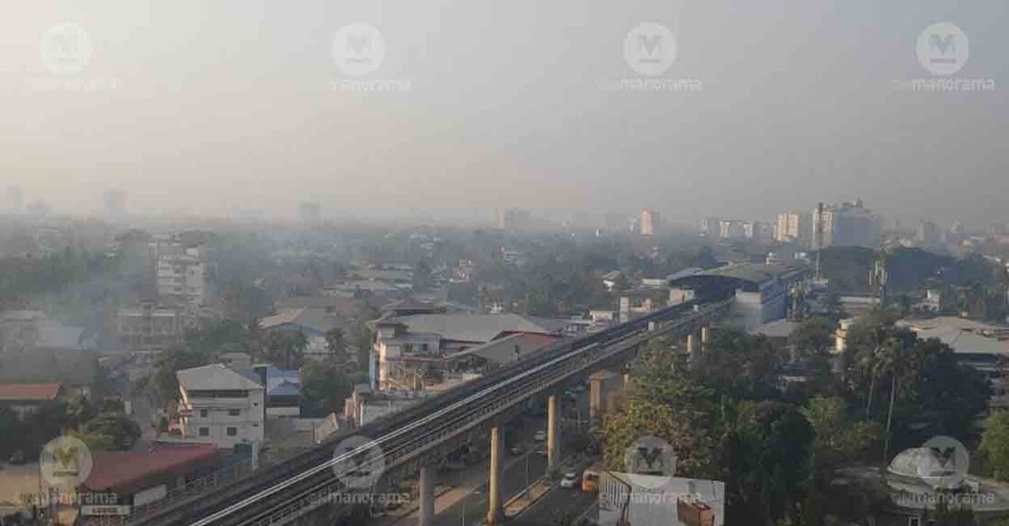 Smoke engulfs Kochi city following the fire from solid waste plant at Brahmapuram. Photo: Manorama