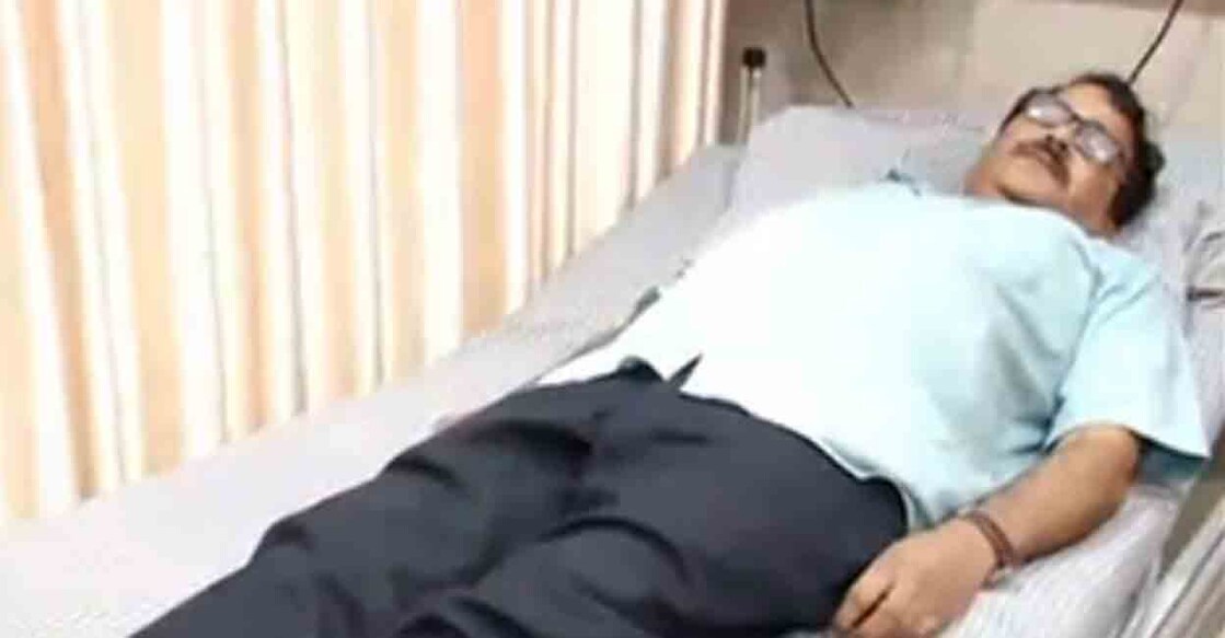 The bystanders of a patient manhandled Dr Ashokan (in pic) for the alleged delay in receiving the CT scan of the patient. Screengrab: Manorama News