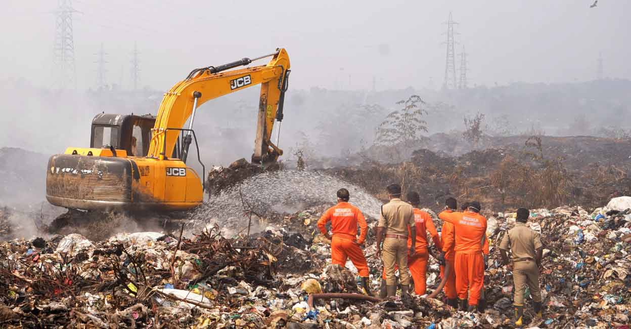 brahmapuram-fire11 Attempts to douse the fire at Brahmapuram waste dump yard near Kochi on Monday. Photo: PRD