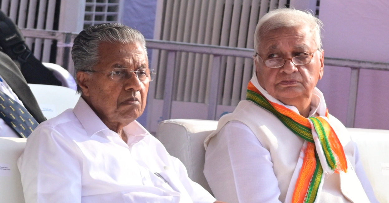 Kerala Chief Minister Pinarayi Vijayan (left) and Governor Arif Mohammed Khan during the visit of President Droupadi Murmu to Kochi.  File photo: Manorama