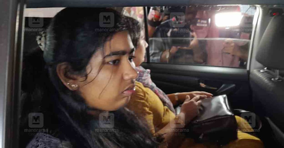 സുഡാനിലെ ആഭ്യന്തര കലാപത്തിൽ മരിച്ച കണ്ണൂർ സ്വദേശി ആൽബർട്ട് അഗസ്റ്റിന്റെ ഭാര്യ  സൈബല്ലയും  മകൾ മെറീറ്റയും ജിദ്ദയിൽ നിന്നും കൊച്ചി രാജ്യാന്തര വിമാനത്തിൽ എത്തി  കണ്ണൂരിലേക്ക് പുറപ്പെടുന്നു. ചിത്രം:  ജോസ്കുട്ടി പനയ്ക്കൽ ∙ മനോരമ