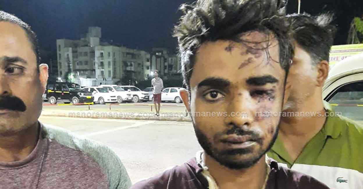 shahrukhsaifinew Kozhikode train fire accused Shahrukh Saifi with Anti-Terrorist Squad members in Maharashtra. Photo: Manorama