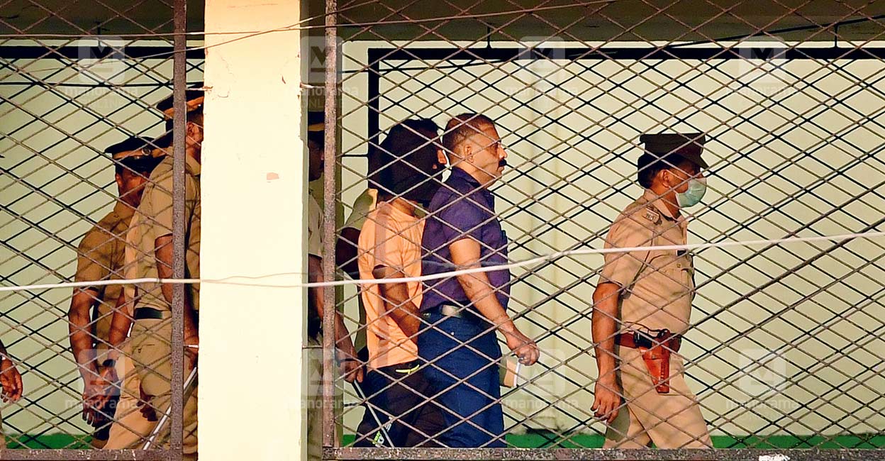 Police bring Shahrukh Saifi (cloth bag over head), accused in the train arson attack case, to Kozhikode Medical College Hospital for a checkup. Photo: Manorama