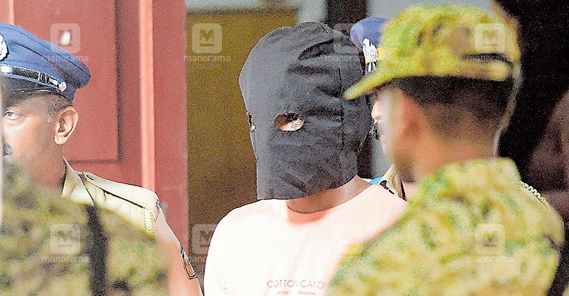 shahrukh-saifi-custody എലത്തൂർ തീവയ്പു കേസിലെ പ്രതി ഷാറുഖ് സെയ്ഫിയെ കോഴിക്കോട് സിജെഎം കോടതിയിൽ ഹാജരാക്കിയ ശേഷം പുറത്തേക്കു കൊണ്ടുവരുന്നു. ചിത്രം: മനോരമ