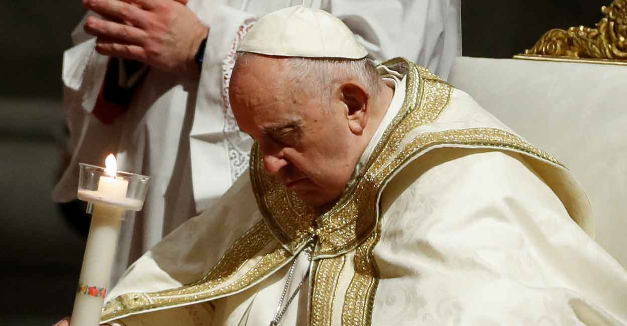 RELIGION-EASTER-POPE-VIGIL Pope Francis presides over the Easter Vigil in Saint Peter's Basilica at the Vaticanon April 8, 2023. Reuters/Remo Casilli