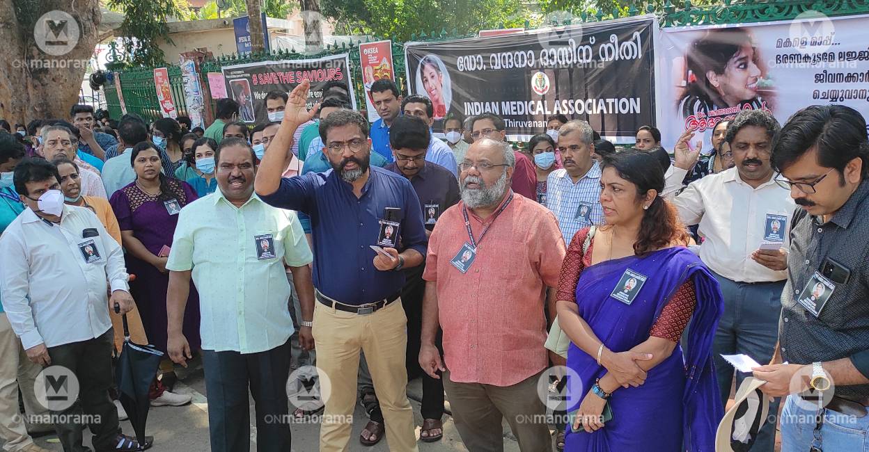 doctors strike Doctors stage protest at Thiruvananthapuram demanding justice for Dr Vandana Das who was stabbed to death in Kottarakara hospital. Photo: Manoj Chemancheri/ Manorama