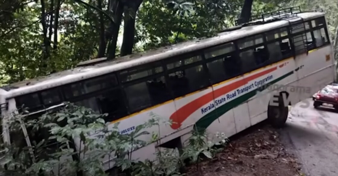 The accident occurred on the seventh hairpin bend at the Thamarassery mountain pass. Photo: Screenshot/Manorama News